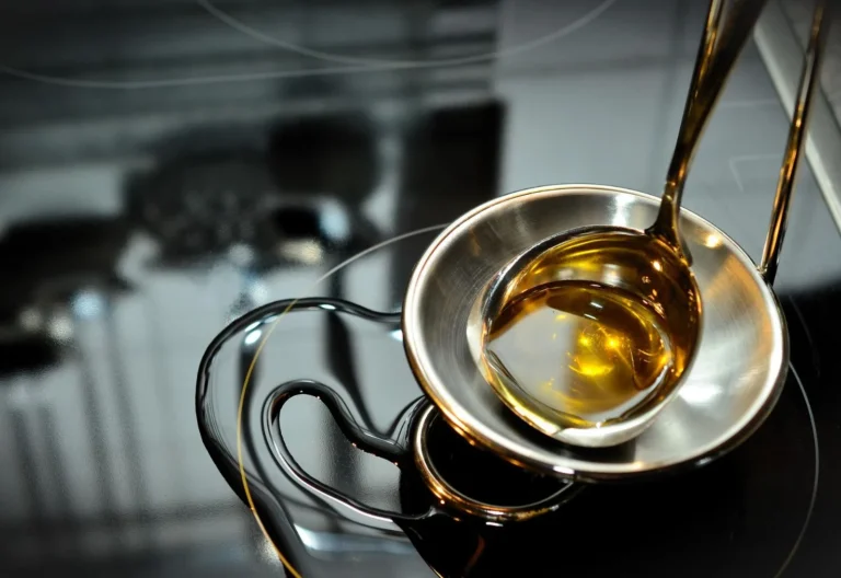 Refined edible cooking oil in containers